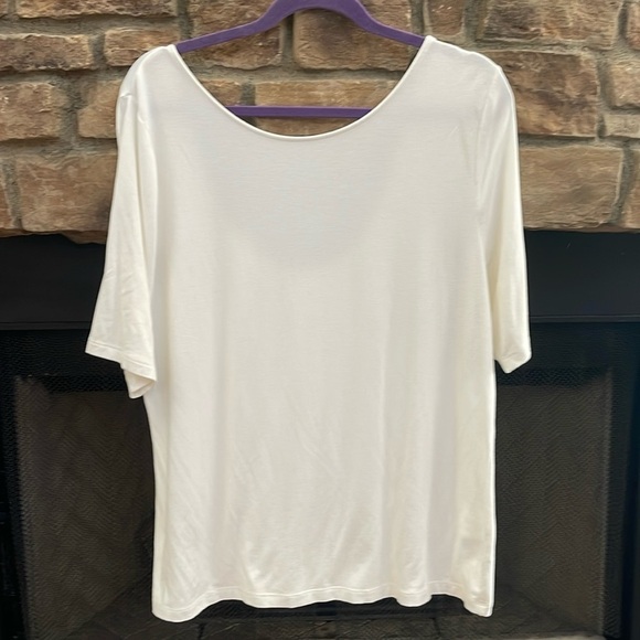 White short sleeve blouse with low scoop back. Size XL - Picture 1 of 4
